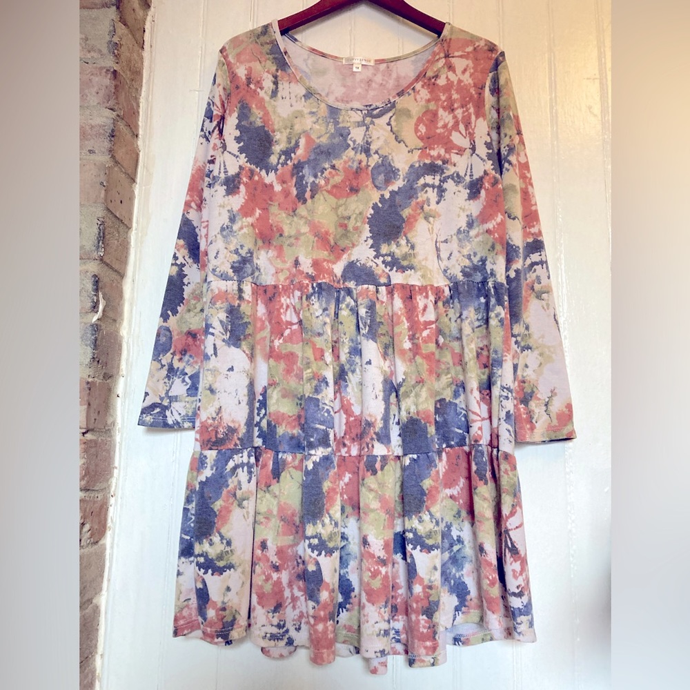 Curvy Sense tiered dress, abstract/tie-dye, super soft fabric, size 1X.